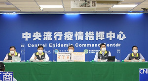 快訊》羅一鈞國歌領唱！陳時中幫開支票：疫情再降一級記者會現場開唱