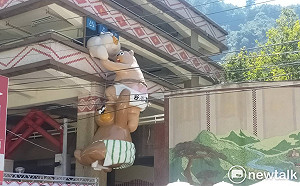 打卡熱點換成牠！三隻熊爬上停車場 谷關商圈新地標落成揭幕