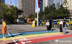 宣傳熊好券 柯文哲找游淑慧扮「魷魚遊戲」詭異娃娃玩123木頭人