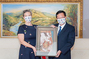 AIT處長孫曉雅訪桃園 鄭文燦送了一份特別的禮物