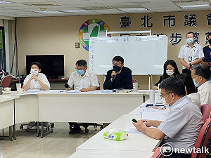 柯文哲赴民進黨議會黨團報告 僅9位綠議員出席