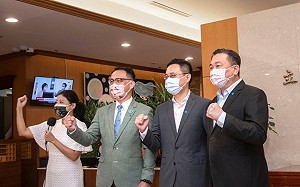 小英男孩靠攏「湧言會」 口譯哥選戰華麗起手式  聲量輾壓黨內新人