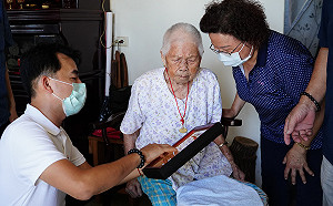 新北林口百歲人瑞摔角迷 各項招式如數家珍 