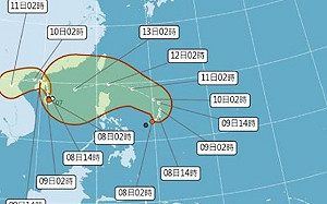 (影) 颱風獅子山來襲 香港大廈外棚倒塌掩埋車輛