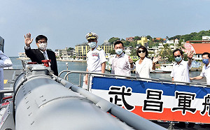 歡慶雙十！高市府協調軍艦開放揚國威 陳其邁登「武昌」謝國軍辛勞