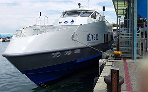 小琉球交通船不明原因起火 港口漫黑煙嚇壞遊客