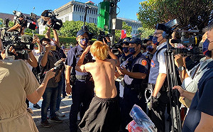 網紅裸上身闖入國慶大會管制區 警依社維法帶回管束