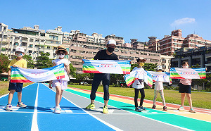 高市新上國小彩色國慶日 歡樂大玩另類「魷魚絲遊戲」