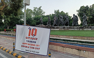 印度執政黨賀台灣國慶！沿路在中國簽證中心外張貼我國慶海報