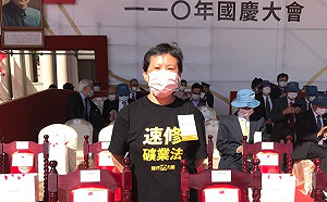 陳椒華穿「速修礦業法」T恤參加國慶  籲蔡英文別再拖延