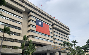 高市府四維行政中心巨型國旗霸氣刊掛 全市旗海飄揚祝福國家生日