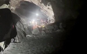 16名民眾受困宜蘭神秘沙灘海蝕洞  消防漏夜救援