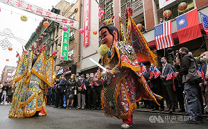 紐約華埠歡慶雙十 天公不作美僑胞熱情依舊