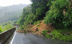 快訊》宜蘭清水地熱聯外道路邊坡坍塌  冬山河遊船暫停營運
