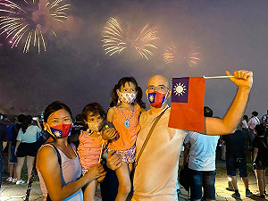 吳鳳一家前往高雄看國慶煙火！蔡英文、陳其邁感動回應