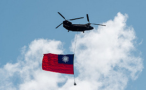 謝志偉國旗告白批舔共：如果你們不演我們也不瞞