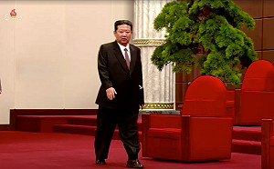 健康亮紅燈？金正恩西裝配涼鞋出席黨慶 罕見裝扮引熱議