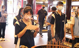 努力往夢想邁進！新北竹林中學畢業班風雨中登烘爐地祈福