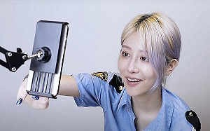 粉絲抖內百萬！美麗妄娜直播解襯衫戳胸強調：是真的