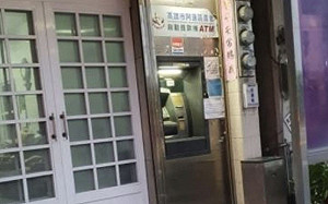 民宅門口裝ATM！他實測愣住：有錢