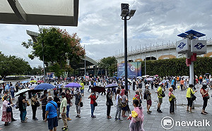 現場直擊》花博接種站排隊人潮爆滿 長者怨：不知北市府在幹嘛