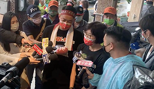 陳柏惟100小時徒步選區「反惡罷」 陳母心疼批刪Q：糟蹋別人孩子成就自己