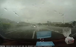 (影)飄移車神降臨國道？打滑失控變華麗轉身 跨四車道驚險下交流道