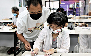 新北市圖邀室內設計師返鄉教阿公阿嬤速寫