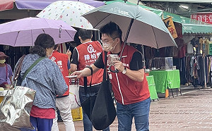 陳柏惟苦行 他目擊刪Q總部一個路口站13位「志工」 但「走在台灣路不孤單」