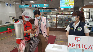 裝甲老兵當志工 鐵漢柔情創「耆」蹟獲移民署頒感謝狀