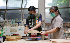 卓冠廷宣布參選新北議員 首站拜訪陶藝大師學陶器送太座洪慈庸