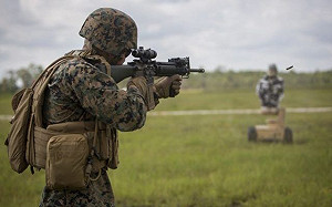 更接近實戰場景！半自主人形機器人當「靶」 美國陸戰隊沖繩實彈訓練