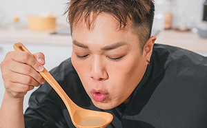 被網友發現不自然下巴抽動！關韶文坦承：有輕微妥瑞症