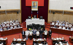 城中城大火燒出多重問題 高市議會民進黨團促修法並發起募款