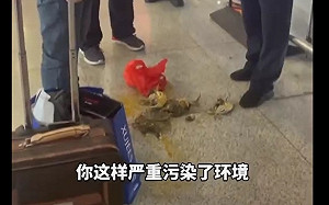 (影) 活螃蟹不讓上高鐵 大陸男子當場踩死 8 隻帶上車