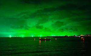 中國漁船染綠夜空｢馬祖極光｣讓人氣炸 華郵：台灣離島上演魷魚遊戲