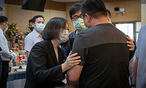 探視高雄火災傷患 蔡英文：全面盤點住商混合大樓問題