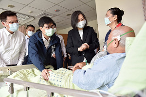 陪總統探視慰問城中城傷者 陳其邁：妥善安置受災戶、照顧亡者家屬 全面體檢危樓