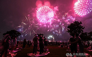 不畏雨天 大稻埕煙火情歌下閃耀綻放