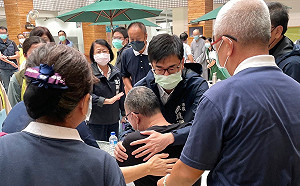 就近協助城中城家屬解決問題  陳其邁與局處首長今起早上進駐殯葬處