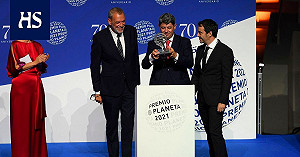 西班牙驚悚小說女作家出面領獎 結果竟是男的 X 3