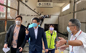 蔡適應「動起來」！三坑車站風雨走廊鏽蝕漏水 現場會勘要求台鐵修繕