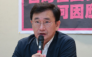 自嘲和管中閔同樣不續任 黃國書線民風波後首度質詢  低調不願多談