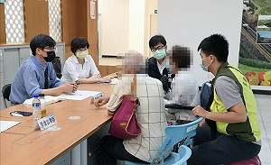 一張凳子就能傾聽！ 陳其邁全程陪伴城中城家屬法律諮詢