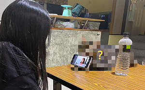 手機架無充電功能！網一看笑照片翻