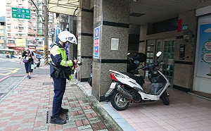 還路於民！騎樓禁機車違停 新北警宣導、執法雙管齊下 最高罰1200元