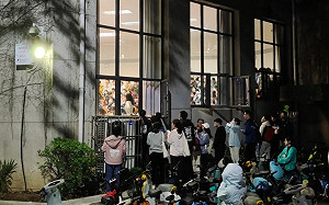 (影) 不惜爬牆、掛窗台也要聽！武漢大學開「這堂課」 引爆學生「蹭課」潮