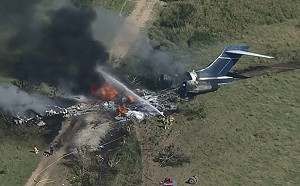 不幸中的大幸！飛機起飛不到200公尺就墜毀 機上21人全都逃過一劫