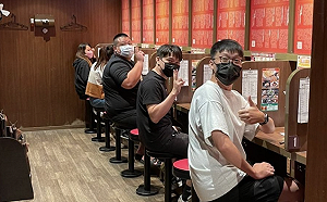 大蛇丸現身台北吃一蘭拉麵！位子太小自嘲：超窄超喜歡被卡住的感覺