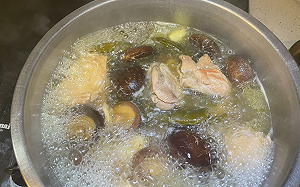 燉雞湯只加乾香菇？媽丟1物湯頭鮮